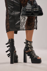 AKIRA GOLD ALBERIC BLACK CHUNKY PLATFORM SANDAL