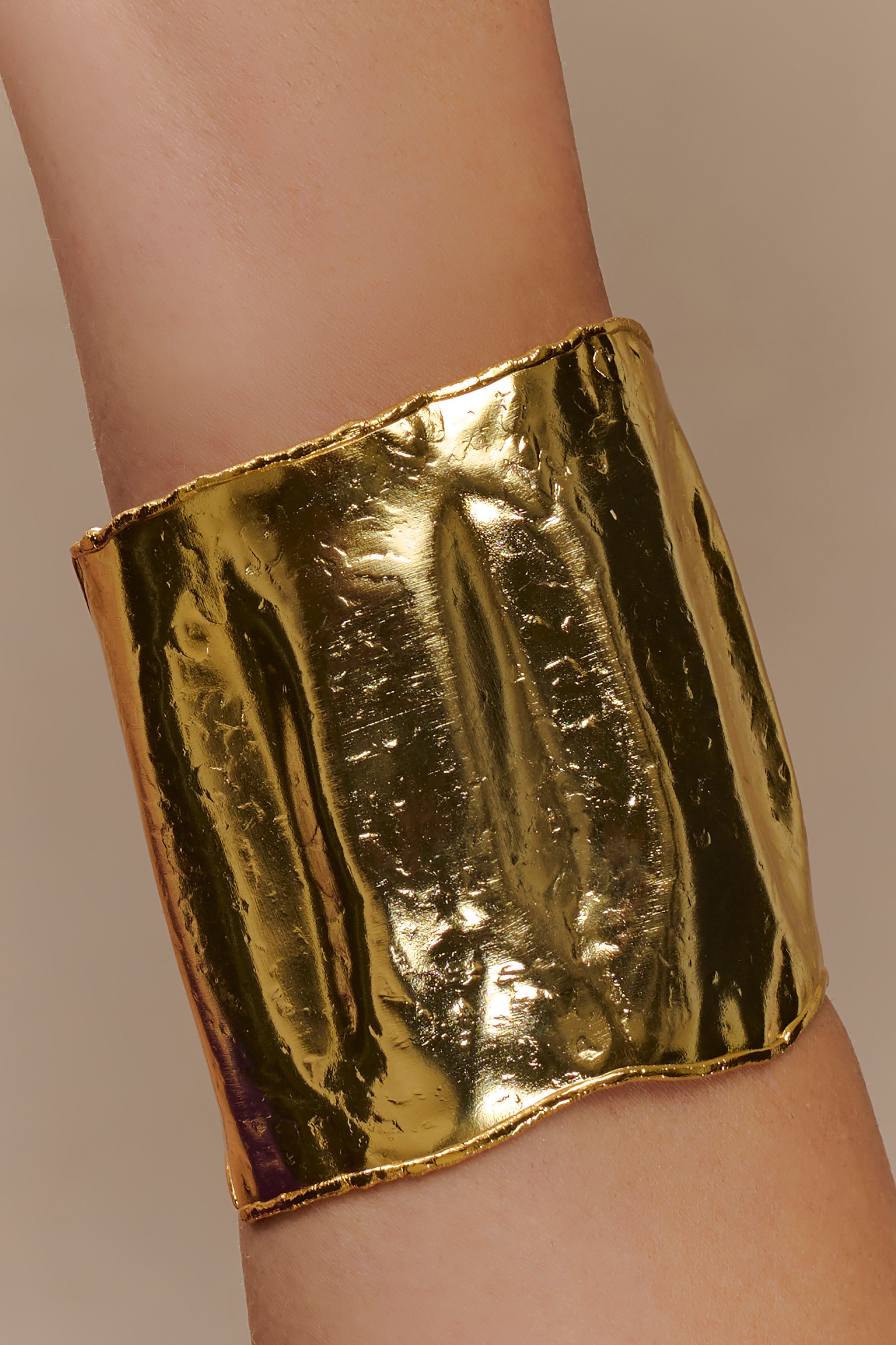 Ilania Textured Bangle - Gold