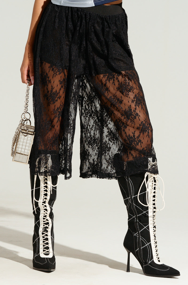 KELLY LACE SHORT IN BLACK