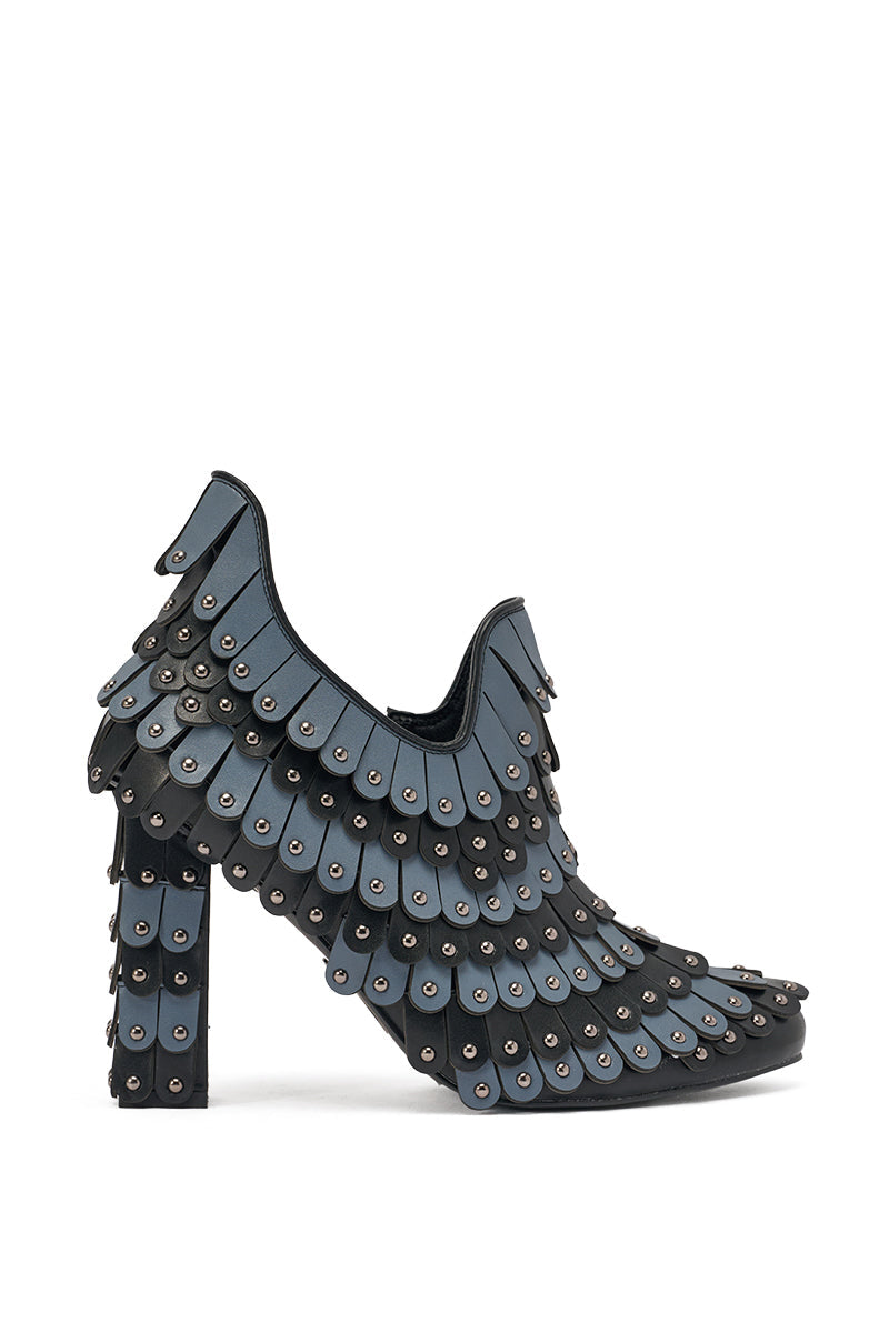 AKIRA GOLD OSTENTATION BLACK ABSTRACT PUMP