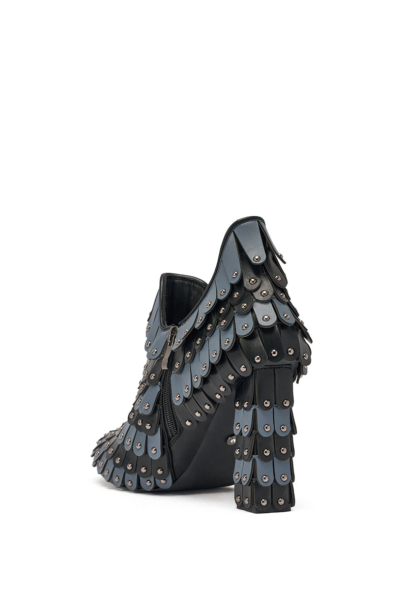 AKIRA GOLD OSTENTATION BLACK ABSTRACT PUMP