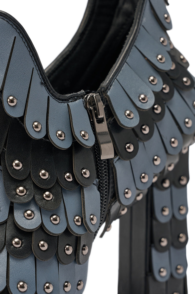 AKIRA GOLD OSTENTATION BLACK ABSTRACT PUMP