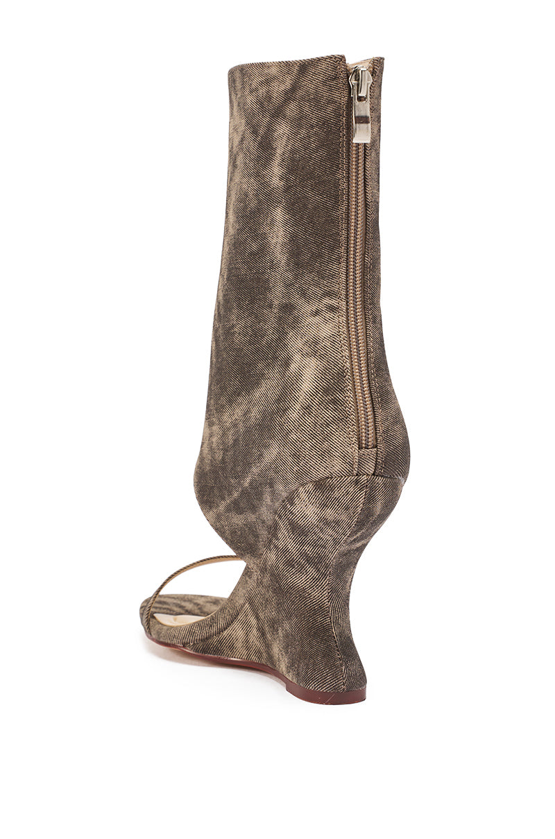 AKIRA GOLD RAFFAELLO BROWN WOVEN ROUND TOE WEDGE SANDAL