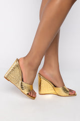 AZALEA WANG TAKE IT EASY WEDGE SANDAL IN GOLD