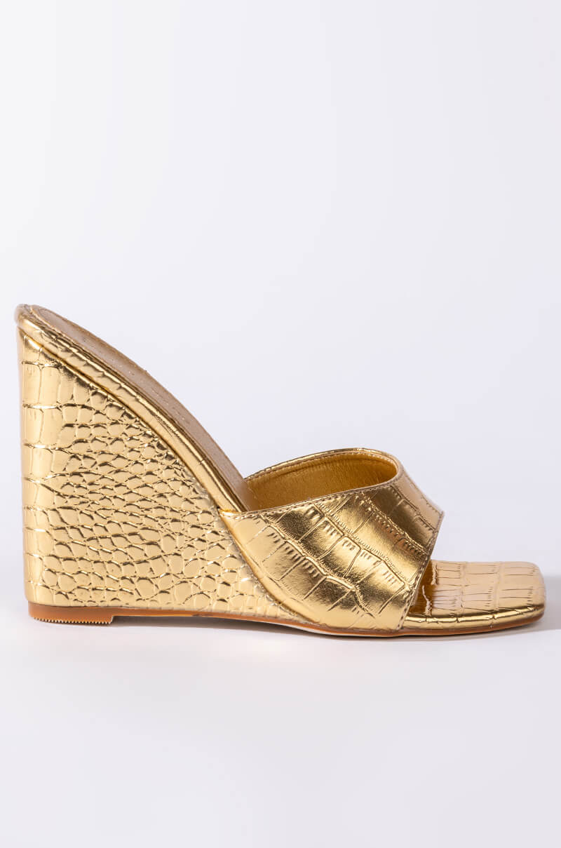 AZALEA WANG TAKE IT EASY WEDGE SANDAL IN GOLD
