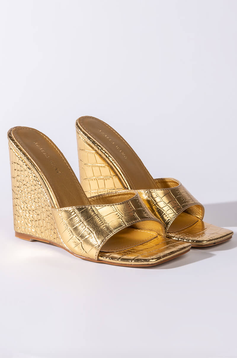 AZALEA WANG TAKE IT EASY WEDGE SANDAL IN GOLD