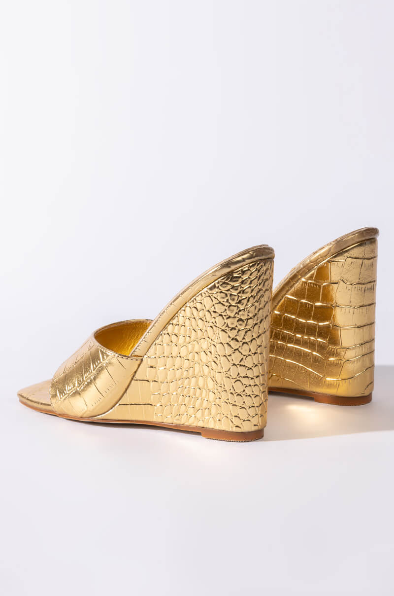 AZALEA WANG TAKE IT EASY WEDGE SANDAL IN GOLD