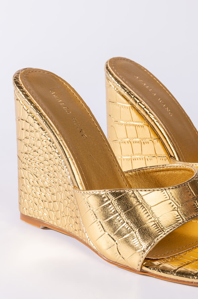 AZALEA WANG TAKE IT EASY WEDGE SANDAL IN GOLD