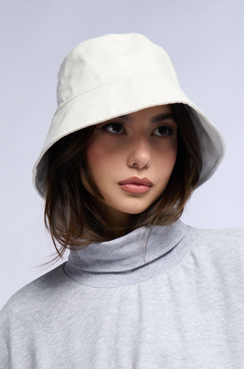 BASIC WHITE PU HAT