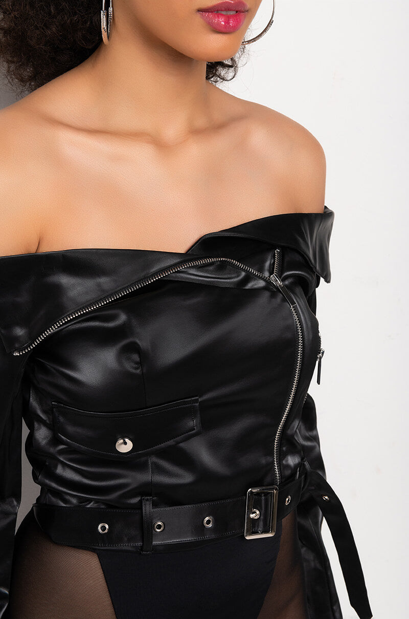 OFF THE SHOULDER PLEATHER MOTO JACKET