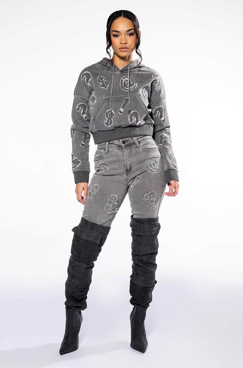 PATCH DETAIL SOFT DENIM STRAIGHT LEG JEAN