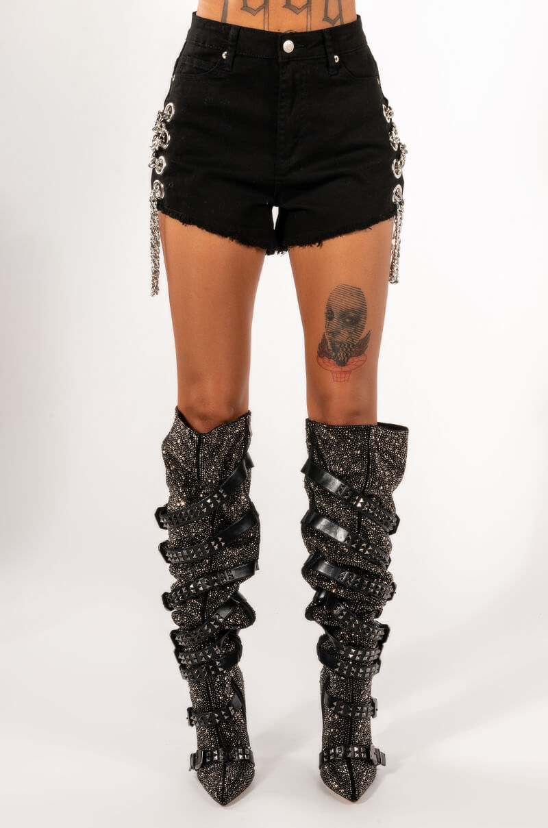 RUMORS CHAIN DETAIL HIGH RISE DENIM SHORT